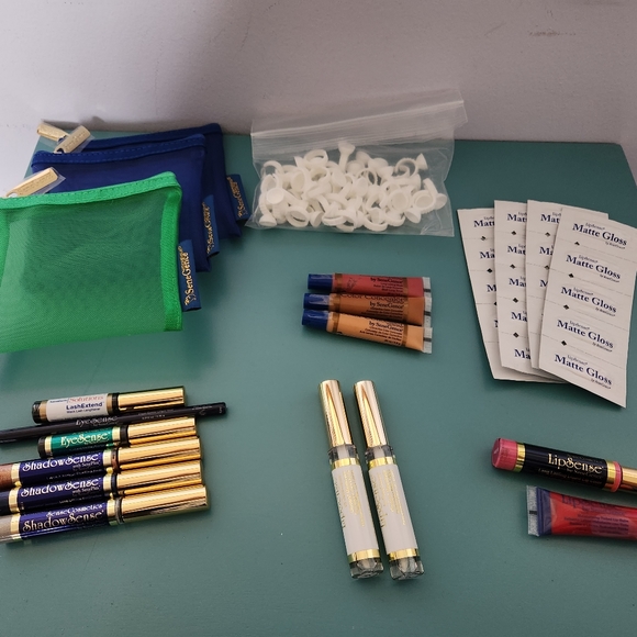 Senegence Makeup Bundle - Picture 1 of 5